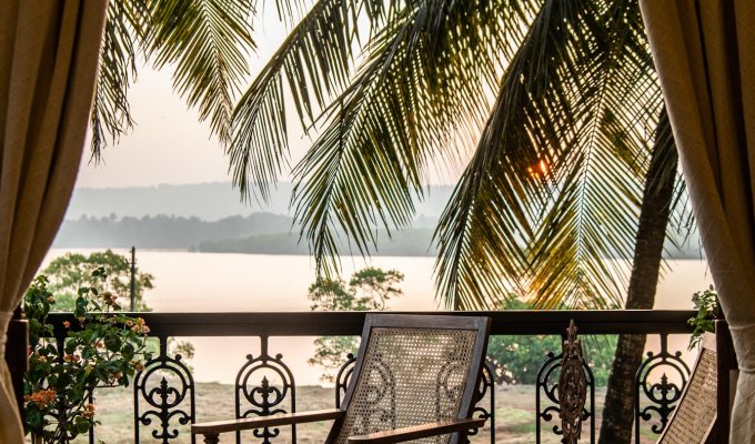 Location villa de luxe Goa avec piscine privée et vue rivière, proche des plages avec petit-déjeuner et ménage
