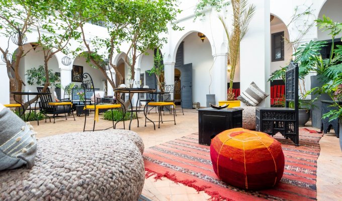 Salle à manger riad de luxe à la médina de Marrakech 