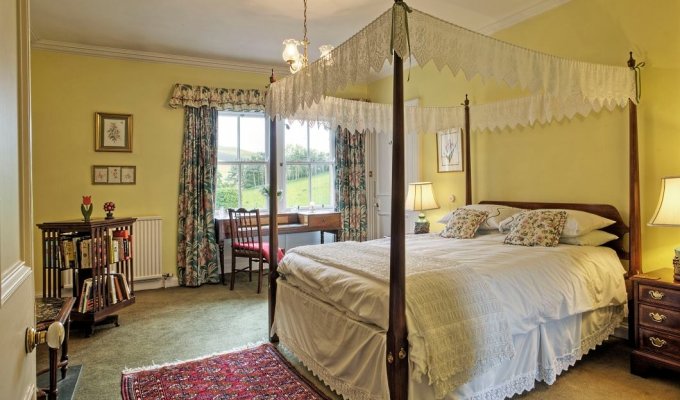 Chambre de Maître avec lit à baldaquin et salle de bains attenante