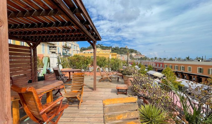 L'appartement se situe au 1er Etage avec fenêtres bleues - Vue sur Maché aux Fleurs