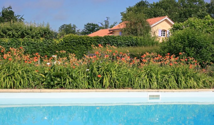 Piscine sécurisée et partagée  entre les 4 gîtes : 12 x 6M - Chateau  La Gontrie