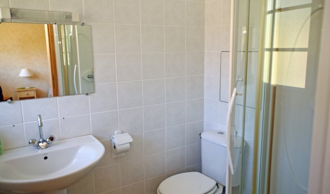 salle d'eau et toilettes de la chambre simple - Le Pigeonnier - Chateau La Gontrie