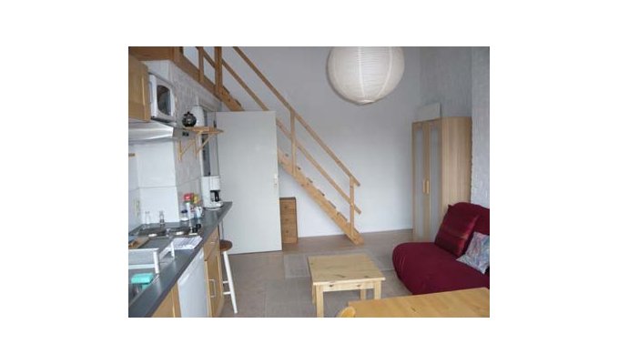 Studio avec vue sur l'escalier de la mezzanine