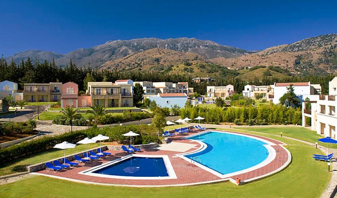 Location de Vacances Crète, Bungalow dans résidence avec piscine, en bord de mer.