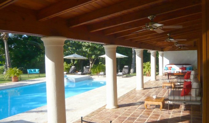 Grande terrasse couverte avec vue sur la piscine et le Golf