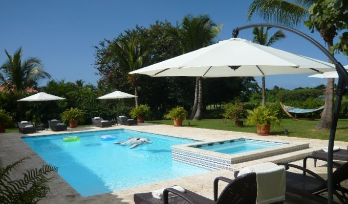 Votre piscine de 12m x 5m avec jacuzzi et vue sur le Golf