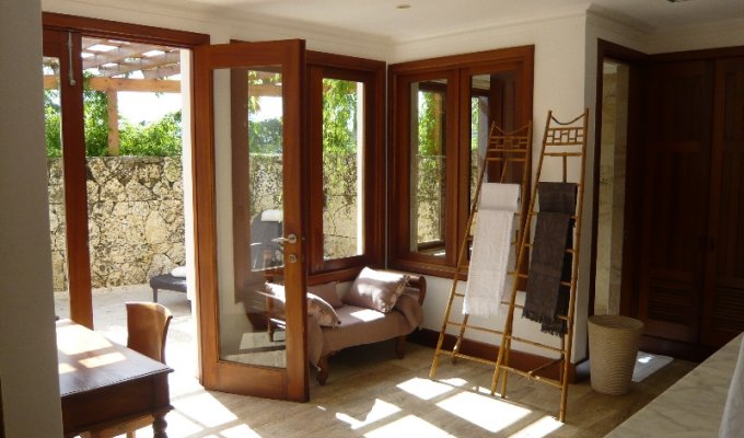 Vue partielle sur la très grande salle de douche de la Master suite