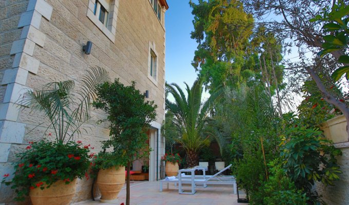 Israel Location Vacances à Jerusalem  avec le jardin luxuriant et sa terrasse privée
