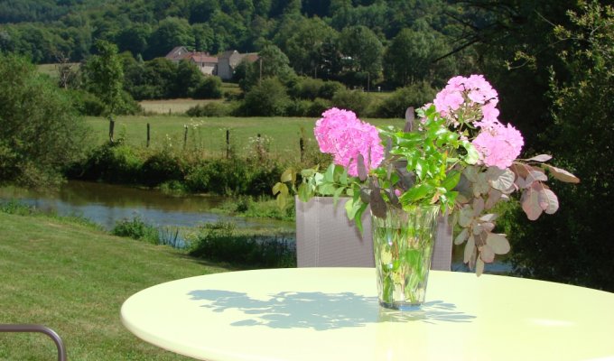 Une vue de la terrasse sur la vallée de l'Ignon