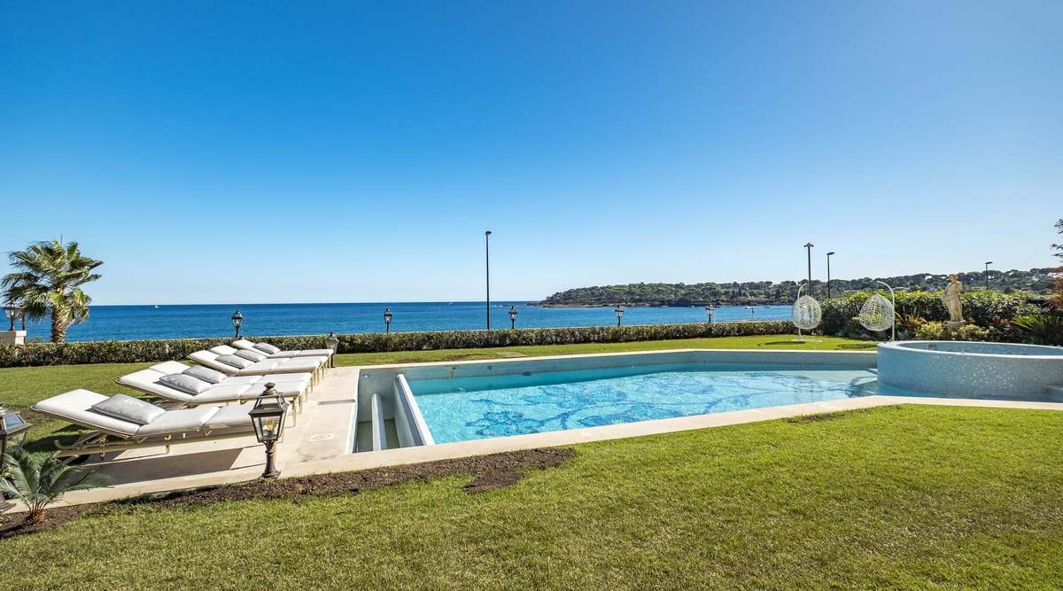 Location Villa De Luxe Cote D Azur Cap D Antibes Proche Plage Privée Vue Sur Mer Piscine Chauffée Conciergerie