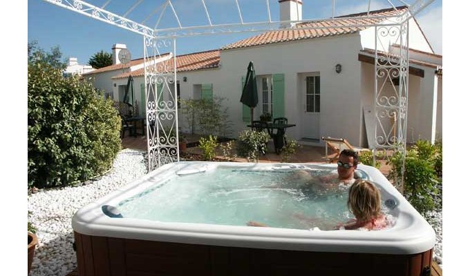 Vendee Location Gîtes Ile de Noirmoutier avec piscine chauffée à 5 min de la plage et du centre ville