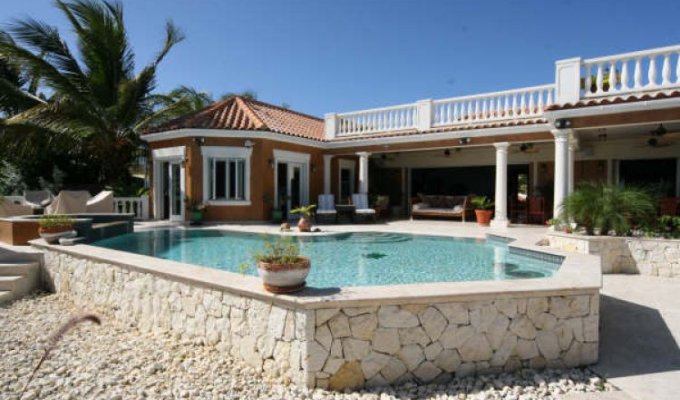 Location de vacances villa de luxe Antigua pied dans l'eau piscine privée Jolly Harbour