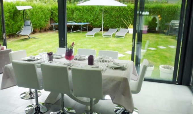 SALLE A MANGER DANS LA VERANDA ET VUE SUR LE JARDIN