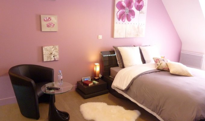 CHAMBRE ROSE AU 1ER ETAGE