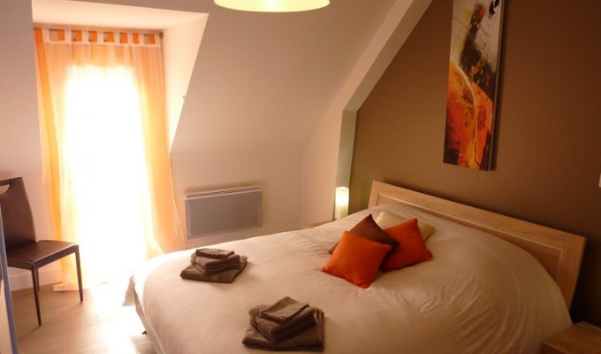 CHAMBRE ORANGE AU 1ER ETAGE