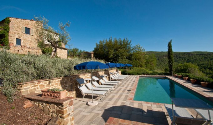 La piscine au milieu du jardin