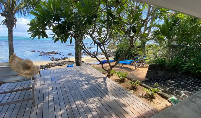 Location villa Ile Maurice pieds dans l'eau à Roches Noires proche Belle Mare, piscine privée et personnel