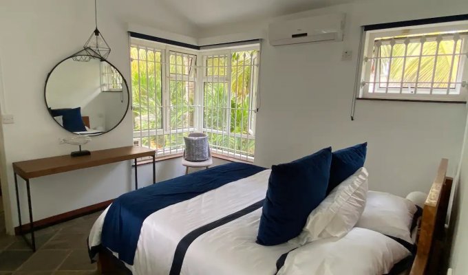 Location villa Ile Maurice pieds dans l'eau à Roches Noires proche Belle Mare, piscine privée et personnel