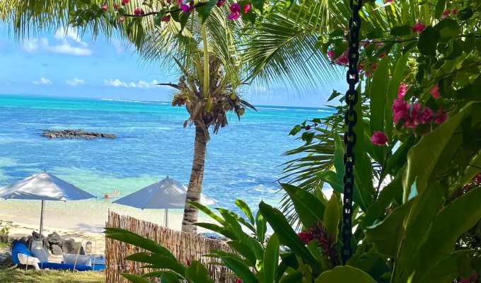 Location villa Ile Maurice pieds dans l'eau à Roches Noires proche Belle Mare, piscine privée et personnel