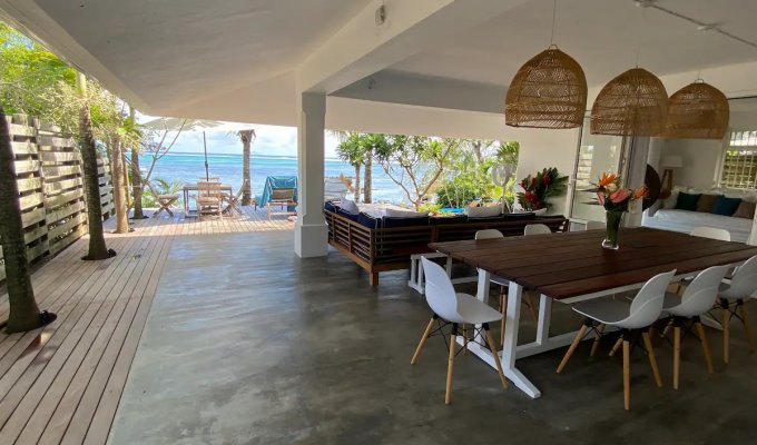Location villa Ile Maurice pieds dans l'eau à Roches Noires proche Belle Mare, piscine privée et personnel