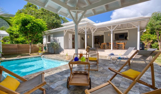 Location villa Martinique Le Diamant pieds dans l’eau avec piscine et jardin privés