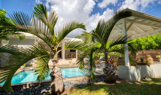 Location villa Martinique Le Diamant pieds dans l’eau avec piscine et jardin privés
