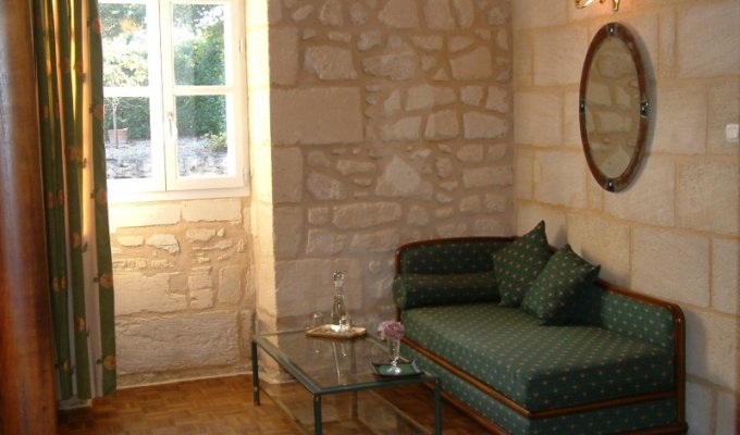 Chambre Sud vu sur la court et terrasse ombragée