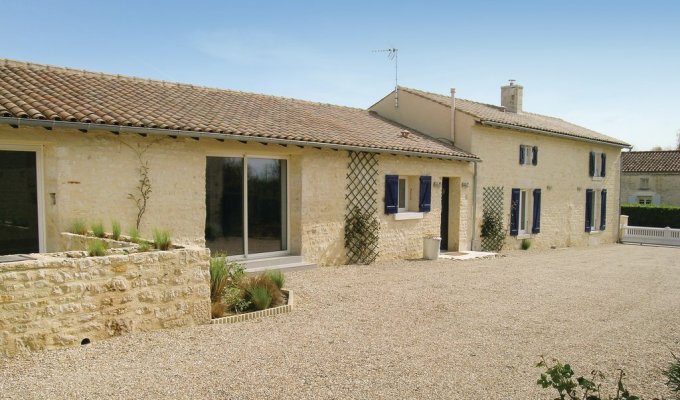 Vendee Location Villa Fontenay Le Comte avec piscine intérieure