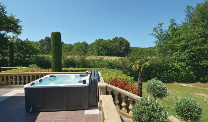 Aix en Provence location villa Provence avec piscine privee chauffee et jacuzzi