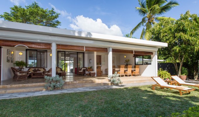 Location villa Ile Maurice Pieds dans l'eau sur la plage de Trou aux Biches avec personnel