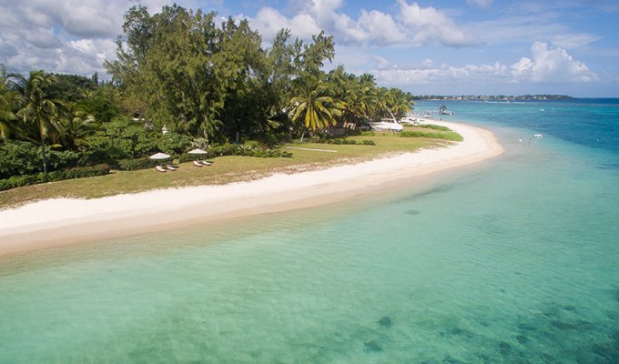 Location villa Ile Maurice Pieds dans l'eau sur la plage de Trou aux Biches avec personnel