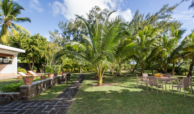 Location villa Ile Maurice Pieds dans l'eau sur la plage de Trou aux Biches avec personnel