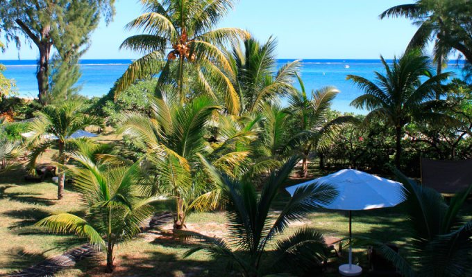 Location villa Ile Maurice Pieds dans l'eau sur la plage de Trou aux Biches avec personnel