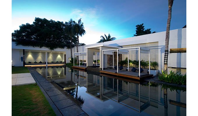 Location villa Bali Seminyak piscine privée au bord de la mer personnel inclus