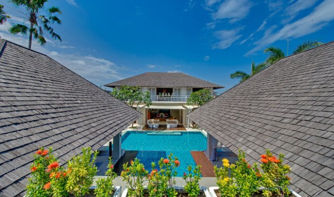 Location villa Bali Seminyak piscine privée au bord de la mer personnel inclus