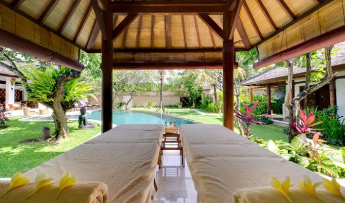 Location villa Bali Seminyak piscine privée au bord de la mer personnel inclus