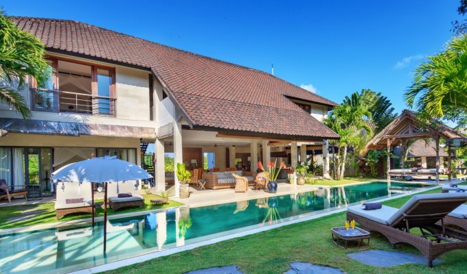 Location villa Bali Seminyak piscine privée au bord de la plage et personnel inclus