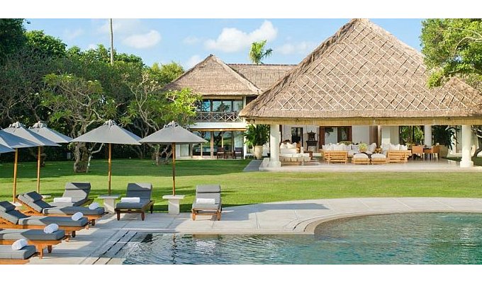 Location villa Bali Seminyak piscine privée sur la plage avec personnel inclus