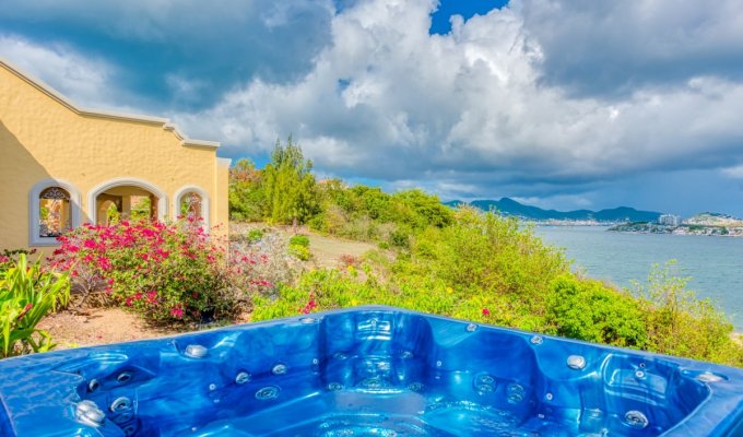 Location Villa Terres Basses Saint-Martin Piscine et Jacuzzi proche plage de Baie rouge beach