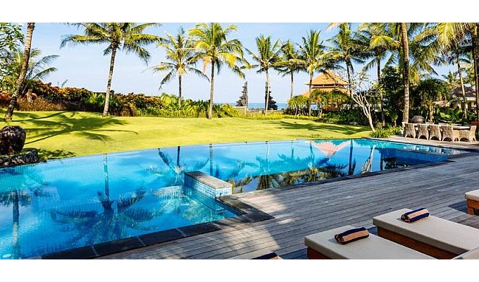 Location Villa Canggu Bali avec piscine privée au bord de la mer avec personnel 