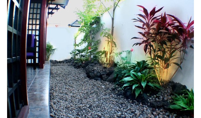 Villa de style japonais avec espace de vie ouvert sur une piscine, proche des restaurants et des magasins, très bon rapport qualité prix.