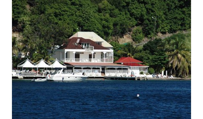 Hôtel de charme au bord de mer face à la baie des Saintes