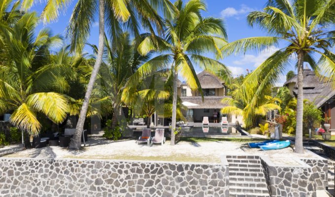 Location Villa Ile Maurice pieds dans l'eau Belle Mare Plage Piscine Chef cuisinier