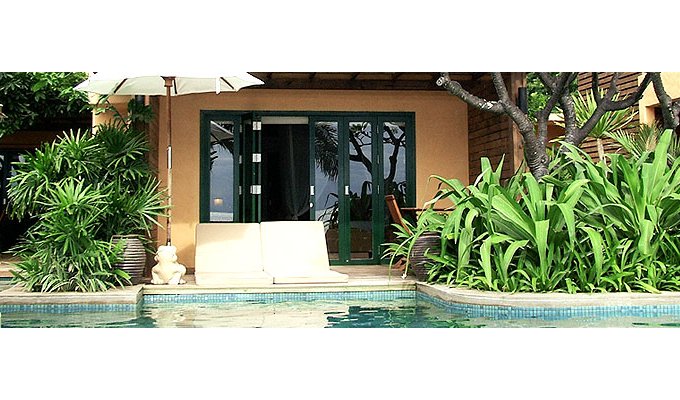 Suite avec vue sur la Mer directement sur la piscine dans resort en bord de plage