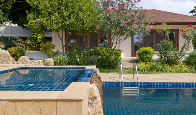 Location de Vacances Thailande, Villa avec piscine sur deux niveaux, à quelques minutes de la  plage, avec vue sur la mer.