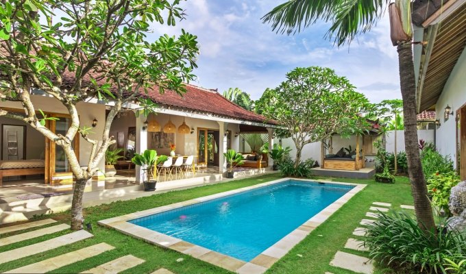 Location villa Bali Seminyak piscine privée au bord de la mer avec personnel inclus