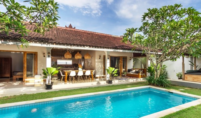 Location villa Bali Seminyak piscine privée au bord de la mer avec personnel inclus