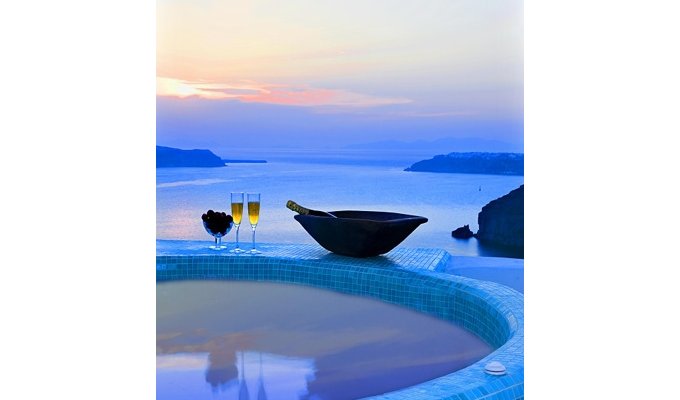 Location villa de luxe, perchée sur la falaise, avec vue sur la Caldera, avec Jacuzzi.