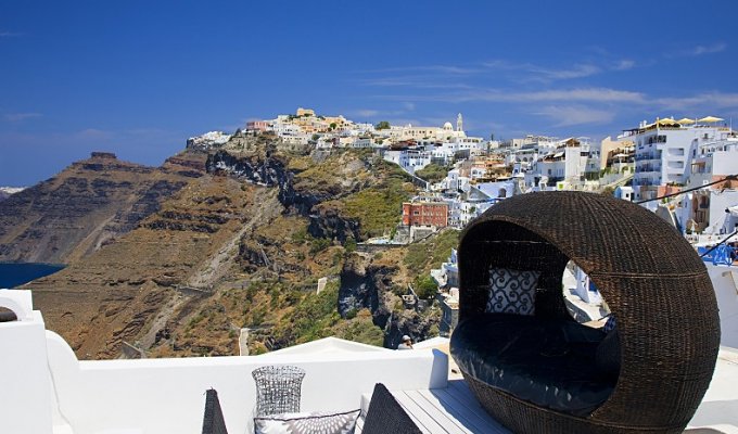Location villa de luxe, perchée sur la falaise, avec vue sur la Caldera, avec Jacuzzi.