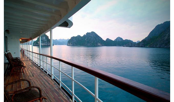 Croisière 2 jours / 1 Nuit dans la Baie d'Halong sur l'Emeraude